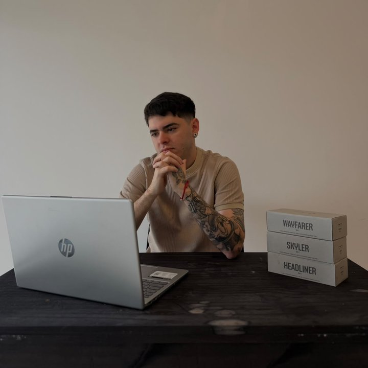 Thomas Carranza frente a su computadora